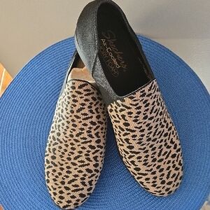 NWT Skechers Women's Stretch Fit Black and Cream Patterned Loafers Size 9